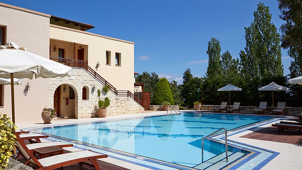 Открытый бассейн у бунгало