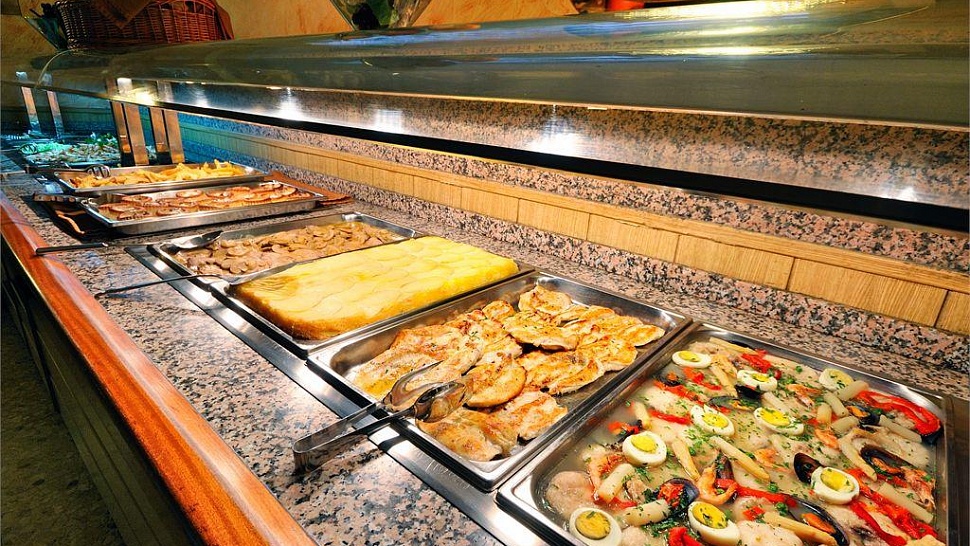 Шведский стол в ресторане