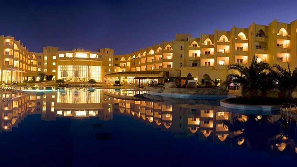 Территория отеля вечером