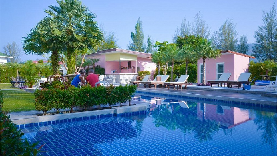 Открытый бассейн с террасой для загара