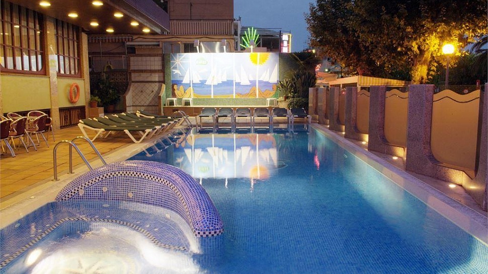 Открытый бассейн с террасой для загара