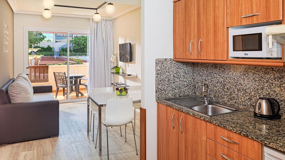  H10 Mediterranean Village