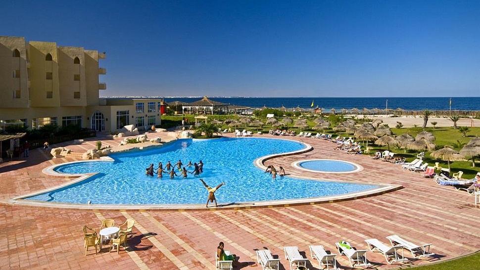 Открытый бассейн с террасой для загара