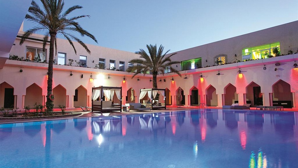 Территория отеля вечером