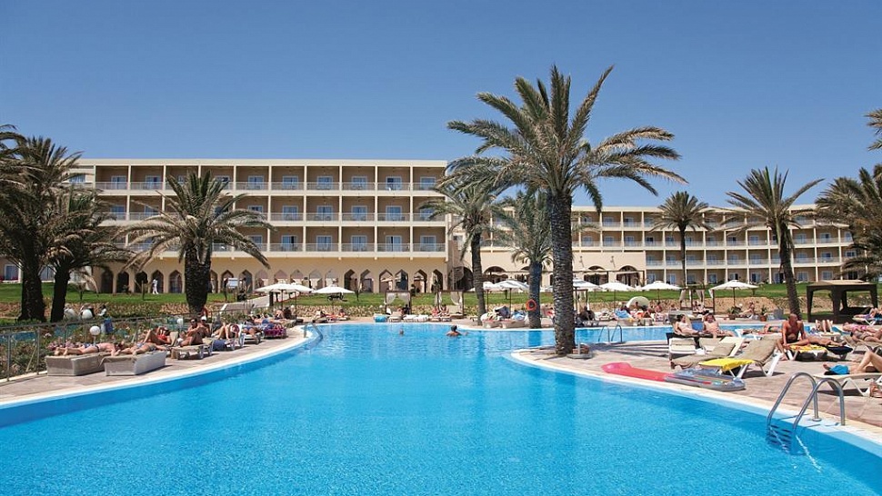 Открытый бассейн с террасой для загара