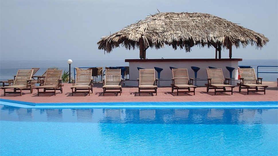 Терраса для загара у бассейна