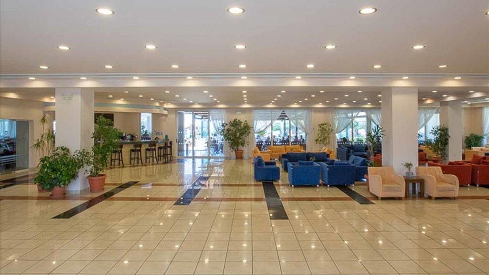 Холл отеля с баром и лаунжем