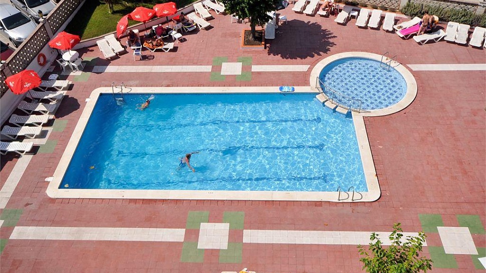 Открытый бассейн с террасой для загара