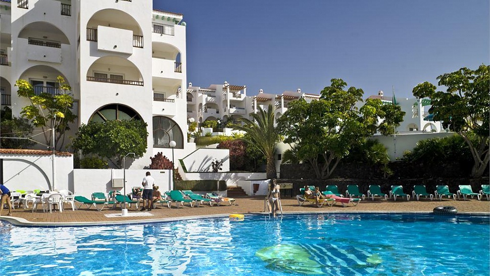 Открытый бассейн с террасой для загара