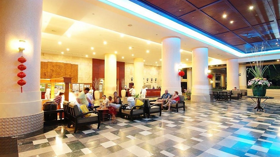 В холле отеля