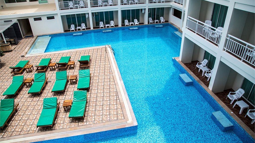 Открытый бассейн с террасой для загара