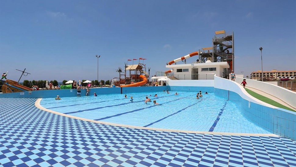 Бассейн с искусственными волнами