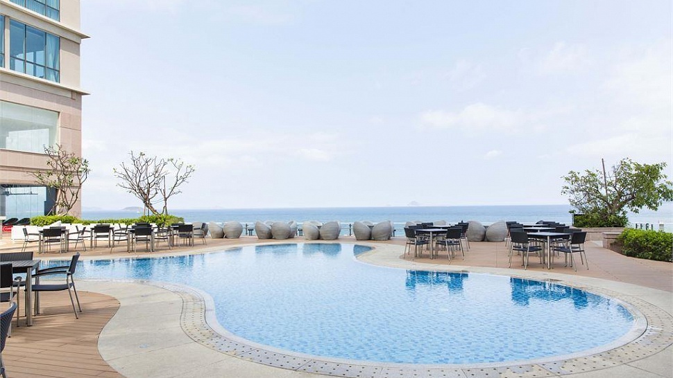 Открытый бассейн с террасой