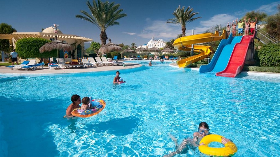 Открытый бассейн с водными горками