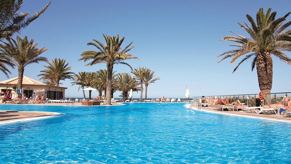 Большой открытый бассейн