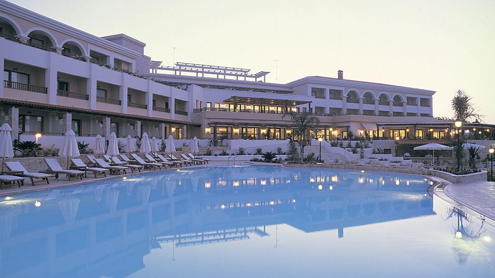 Открытый бассейн возле основного корпуса