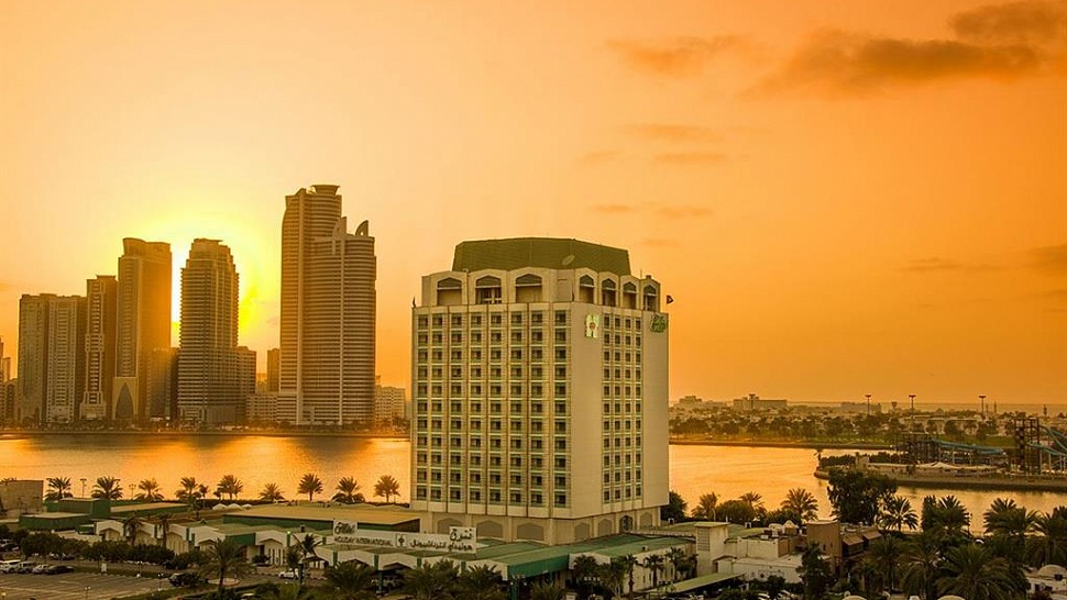 Отель на закате