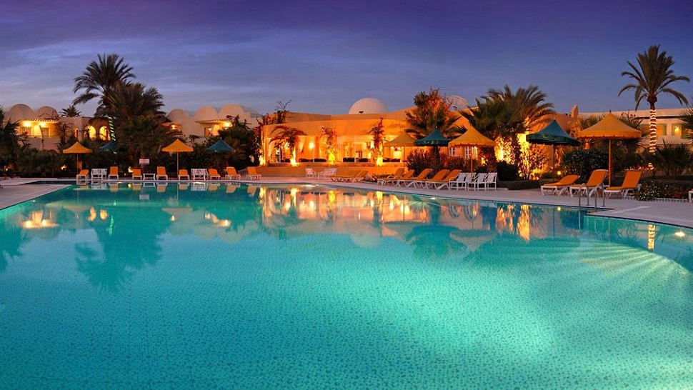 Территория у бассейна вечером