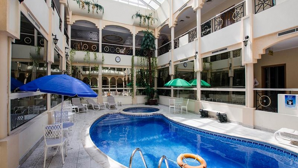 Крытый бассейн