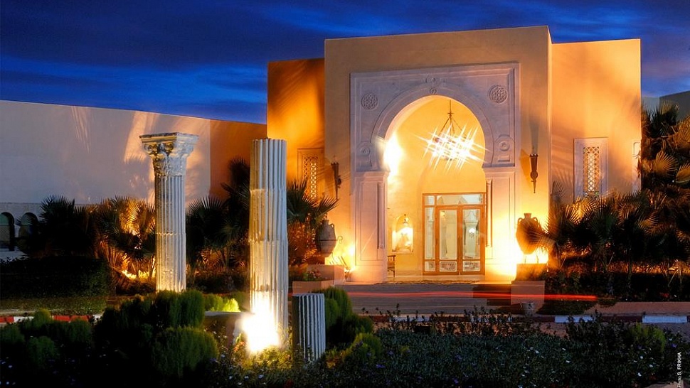 Территория отеля вечером