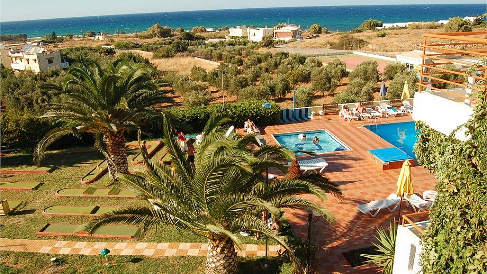 Поле для мини-гольфа и теннисный корт