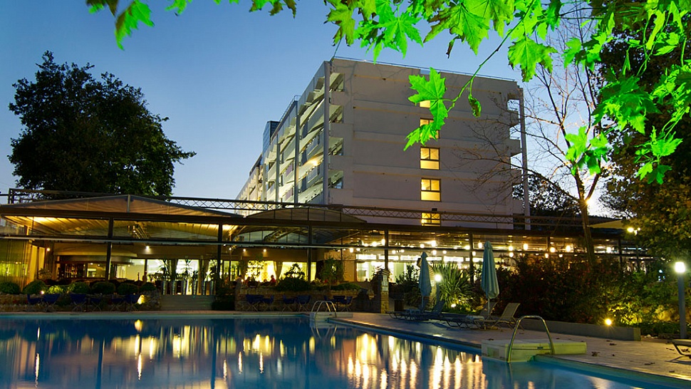 Территория отеля вечером