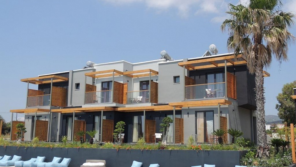 Терраса для загара у бассейна