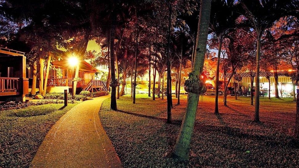 Территория отеля вечером