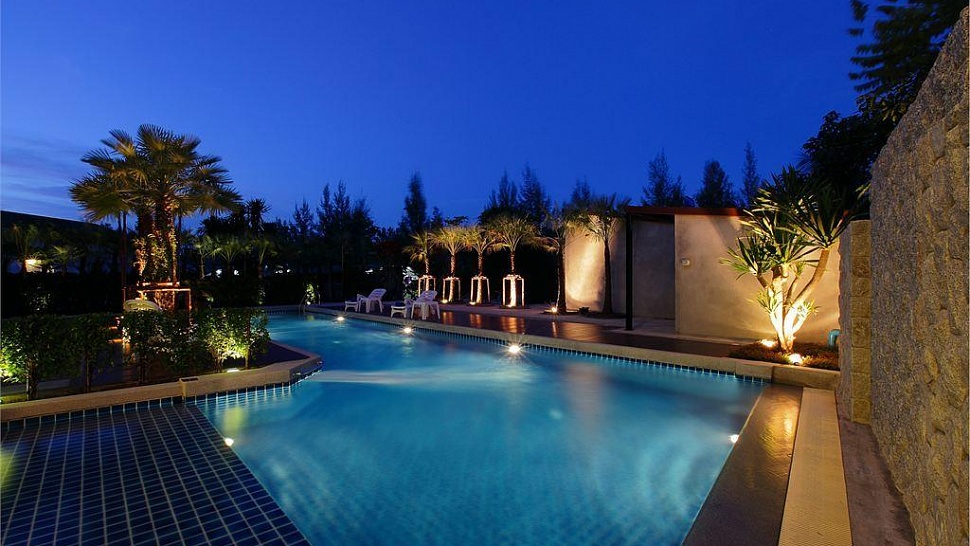 Территория отеля вечером